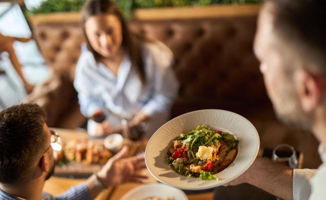 Опасности в ресторанта: Какво да избягвате, за да не платите скъпо с болки в стомаха