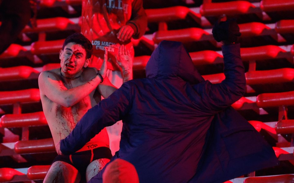 Ужас: три жертви след безредици на мач в Аржентина (видео)