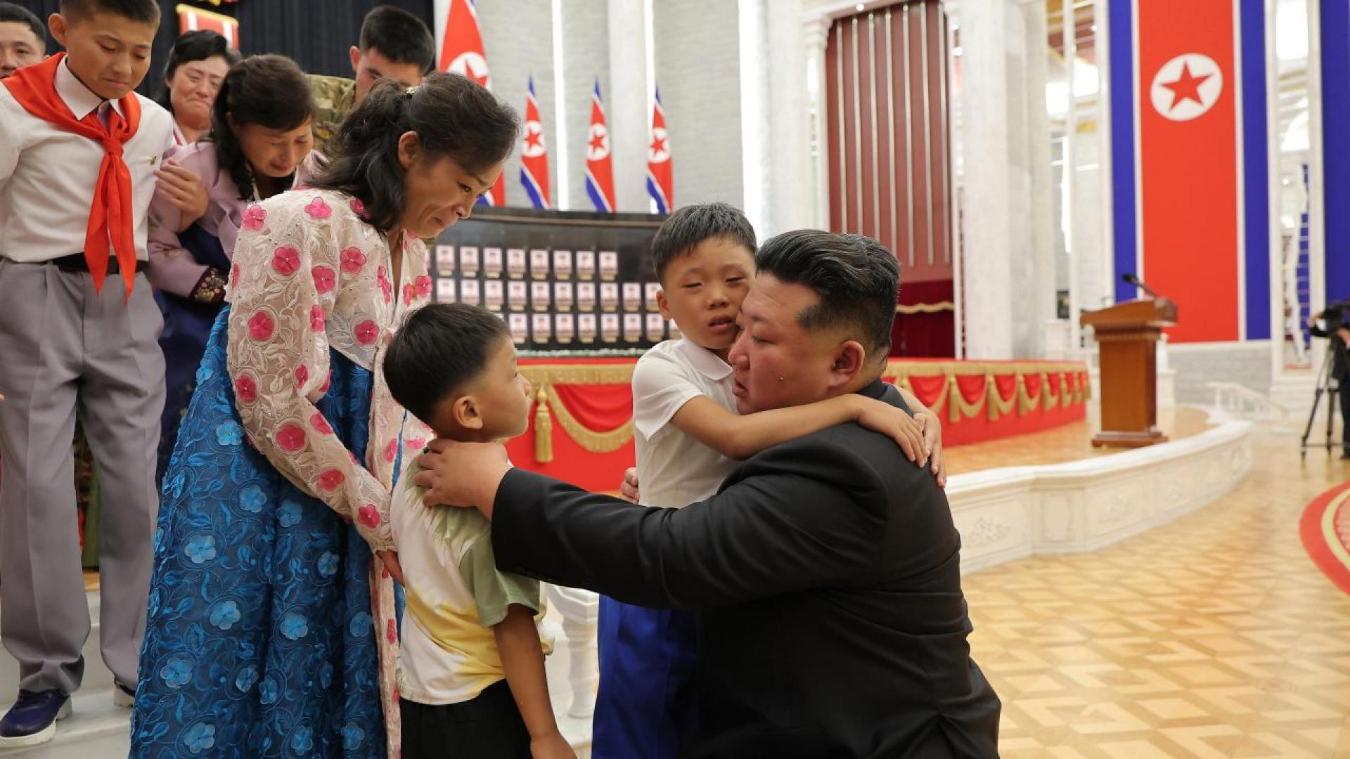 Севернокорейският лидер Ким Чен Ун отдаде емоционална почит на войниците