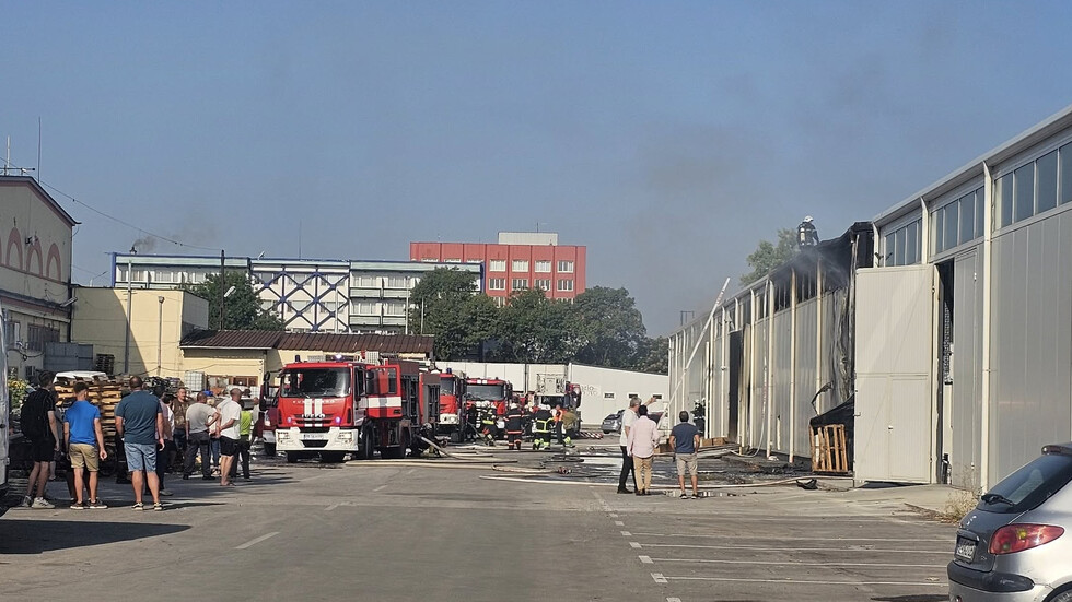 Голям пожар в склад за обувки в Пловдив (СНИМКИ)