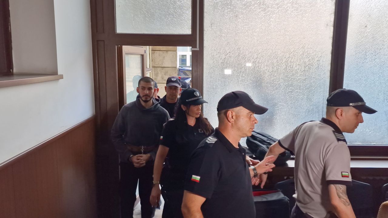 <p>Студентът, задържан като предполагаем извършител на убийството в Първомай, беше доведен в съда в Пловдив. Магистратите ще решават дали има достатъчно доказателства, за да остане в ареста. 21-годишният мъж е бивш приятел на дъщерята на жертвата и е проникнал в дома на семейството през нощта, докато съпругът на убитата бил на нощно дежурство в полицията. Според разследването мотивът за нападението е личен.</p>