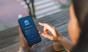 Схема с онлайн банкиране: 22-годишна открадна 30 000 лв. от пенсионерка в София