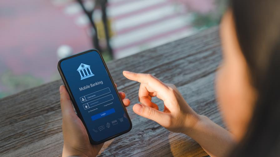 Схема с онлайн банкиране: 22-годишна открадна 30 000 лв. от пенсионерка в София