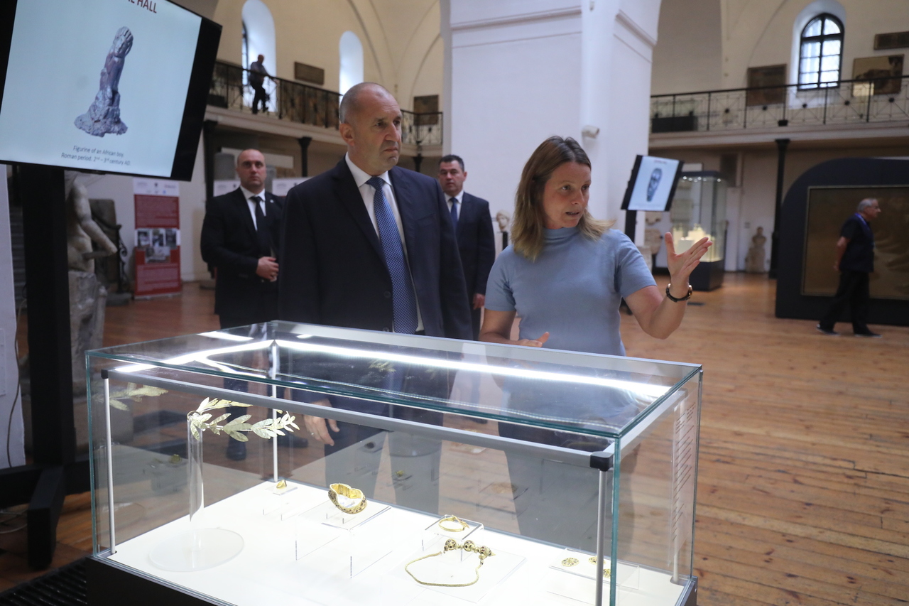 <p>Румен Радев разгледа находки от античния град Хераклея Синтика в Националния археологически институт с музей-БАН.</p>