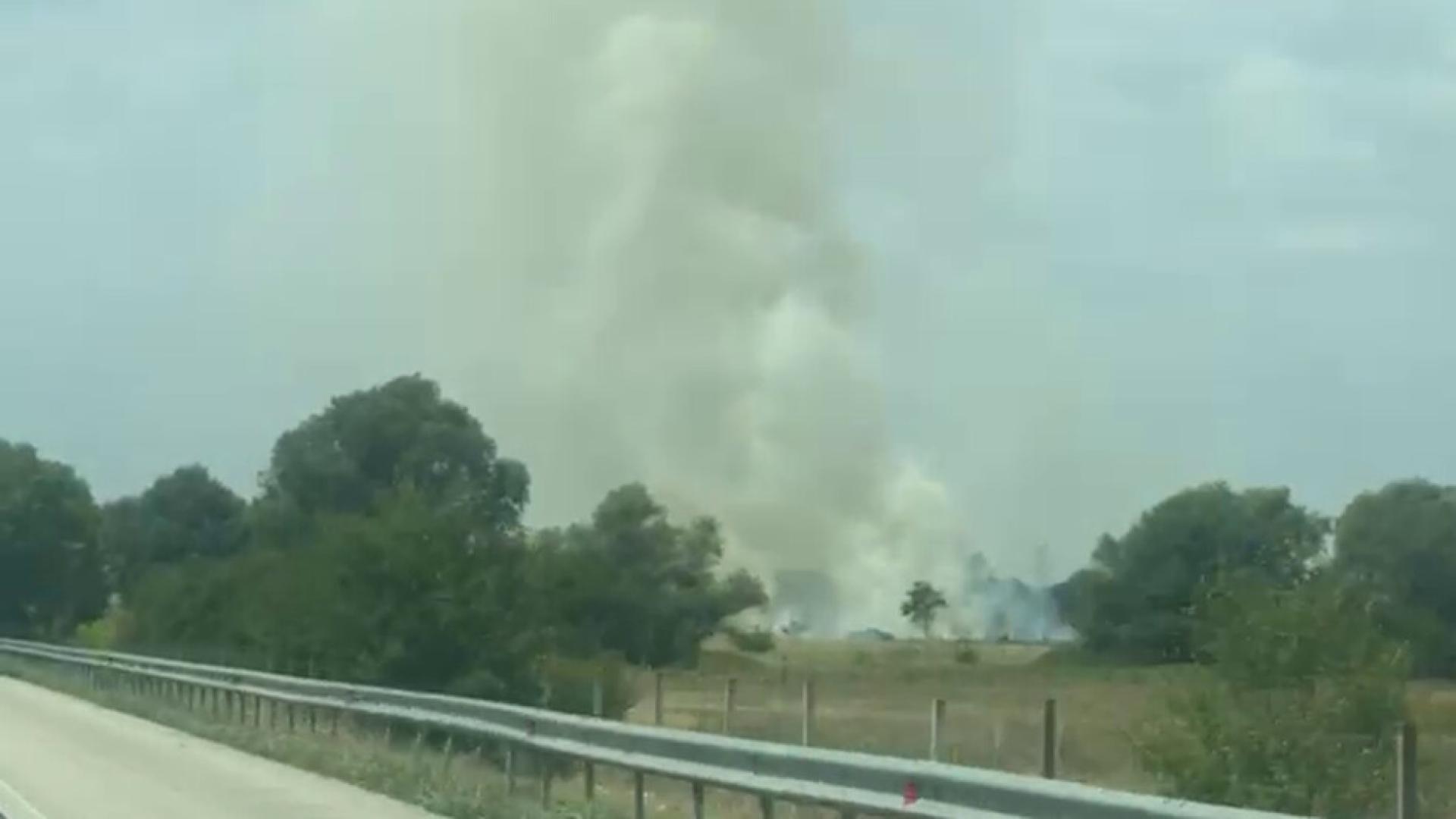 Пожар гори в непосредствена близост до магистрала Тракия до платно