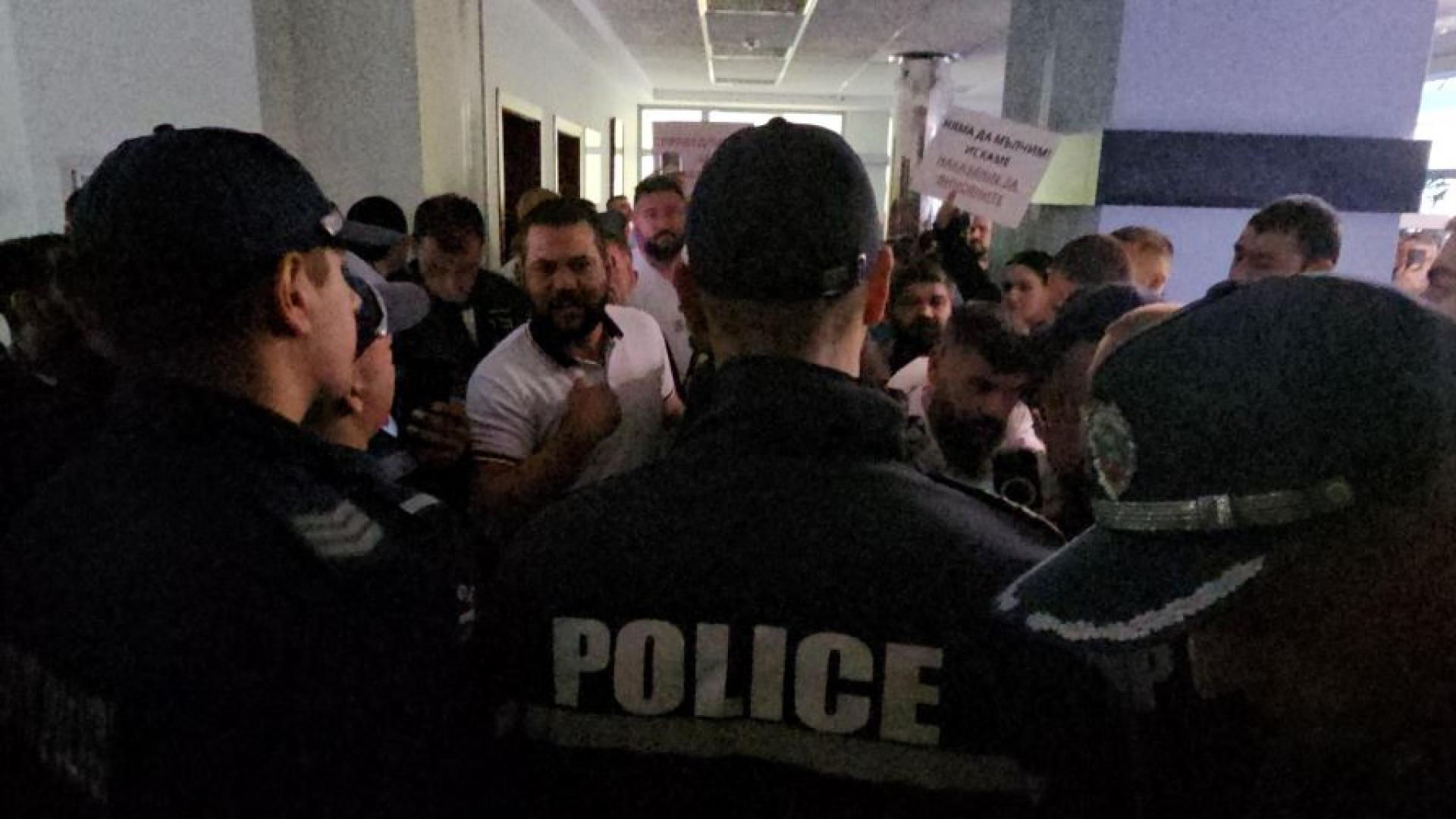 Протестиращи с искания за справедливост и отговорност за смъртта на