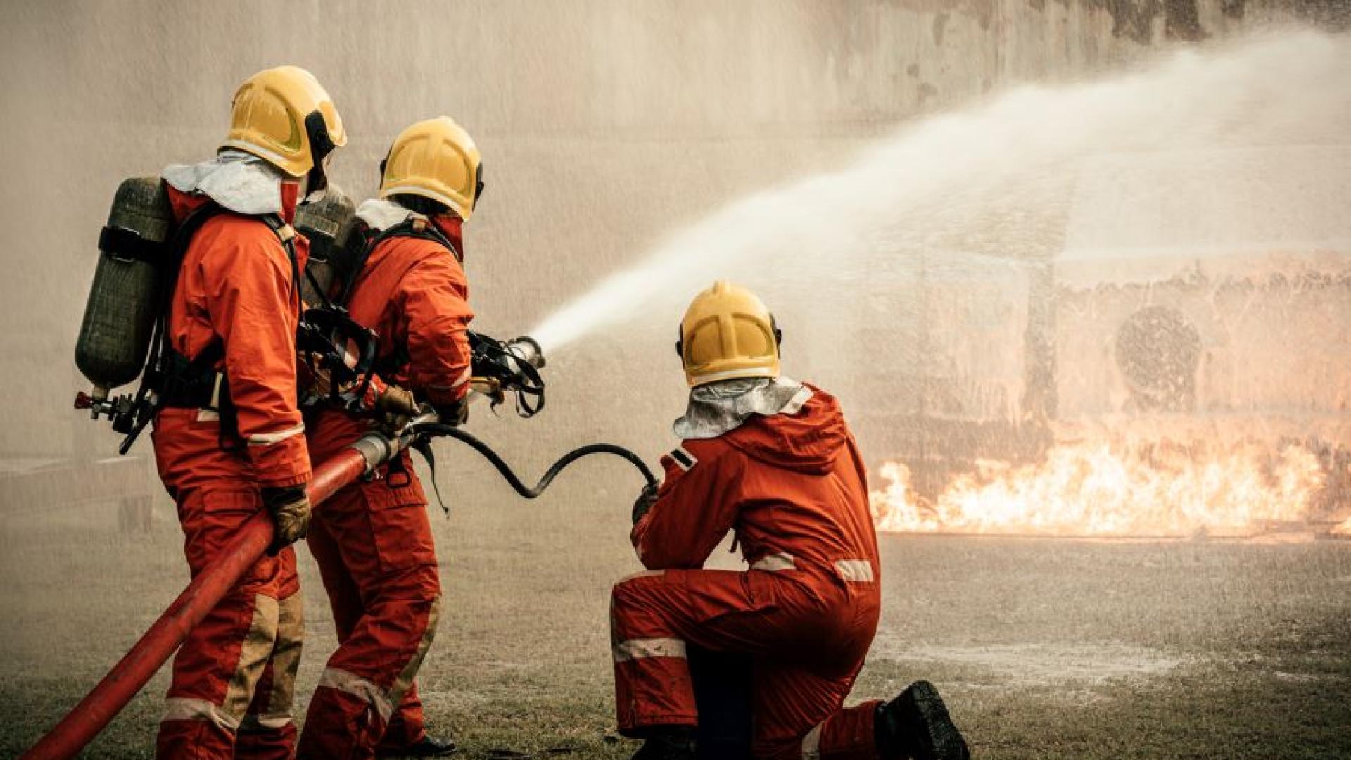 Трима души са пострадали тази нощ при палеж на къща