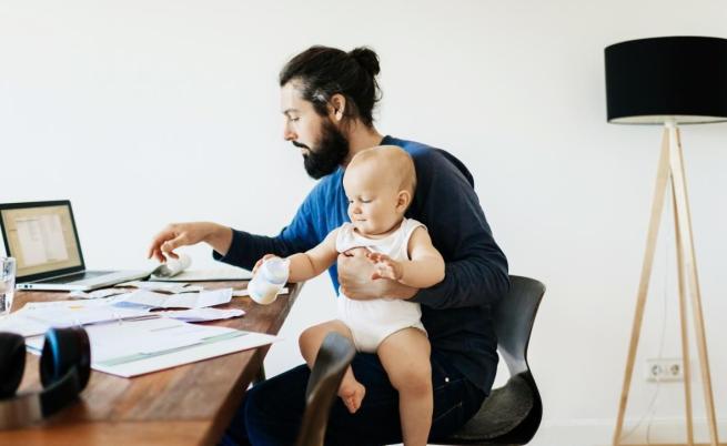 Родители на деца до 8 г. имат право да си тръгват час по-рано от работа