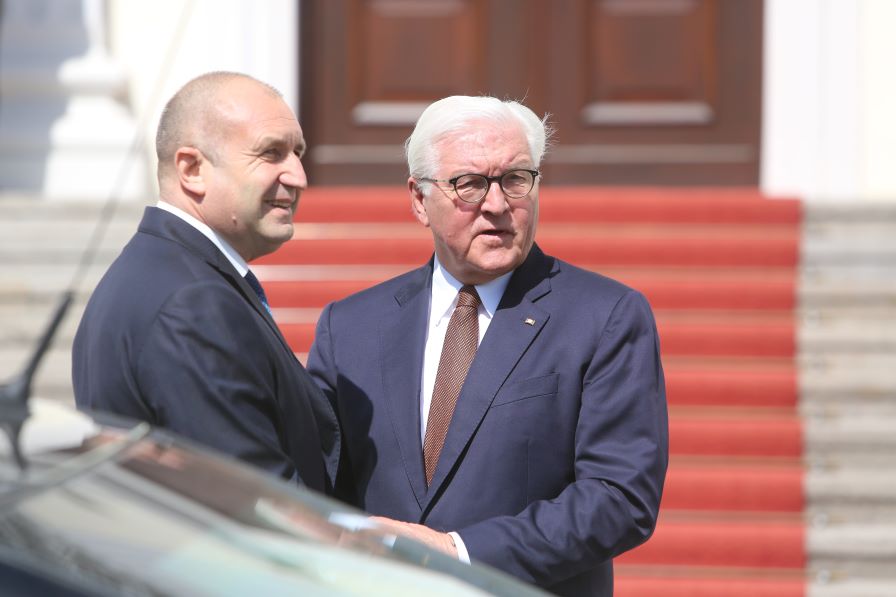 Румен Радев разговаря "на четири очи" с президента на Германия