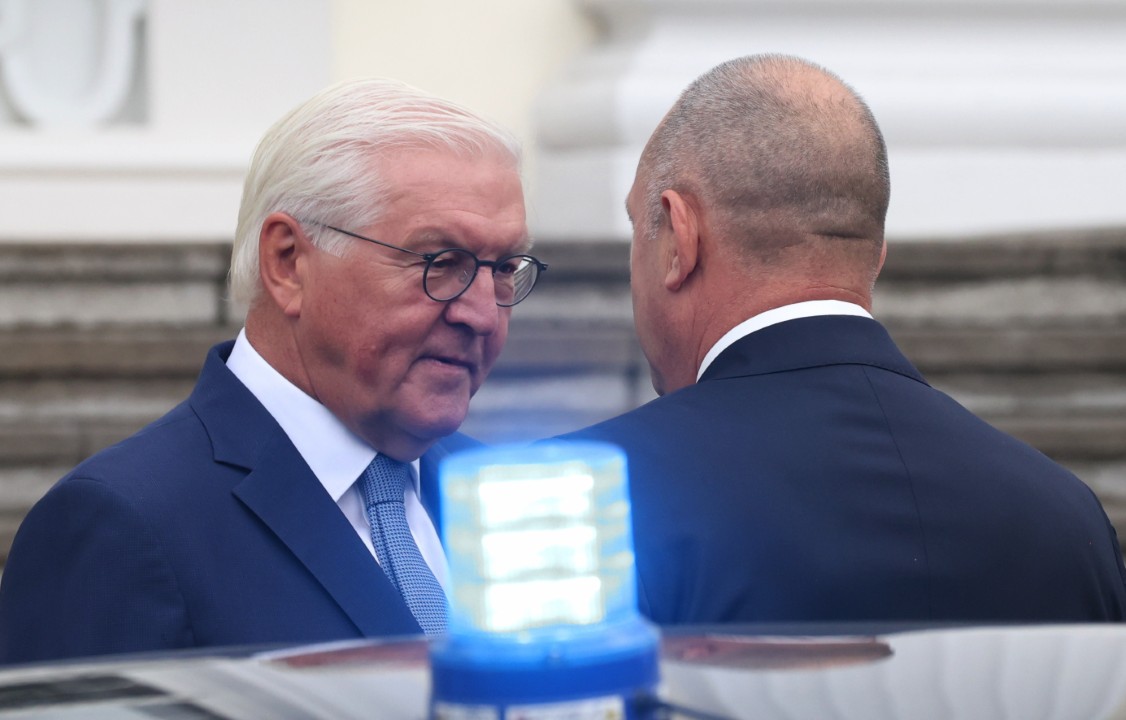 <p>Президентът на Федерална република Германия Франк-Валтер Щайнмайер посреща в двореца &bdquo;Белвю&ldquo; президента на Република България Румен Радев.</p>