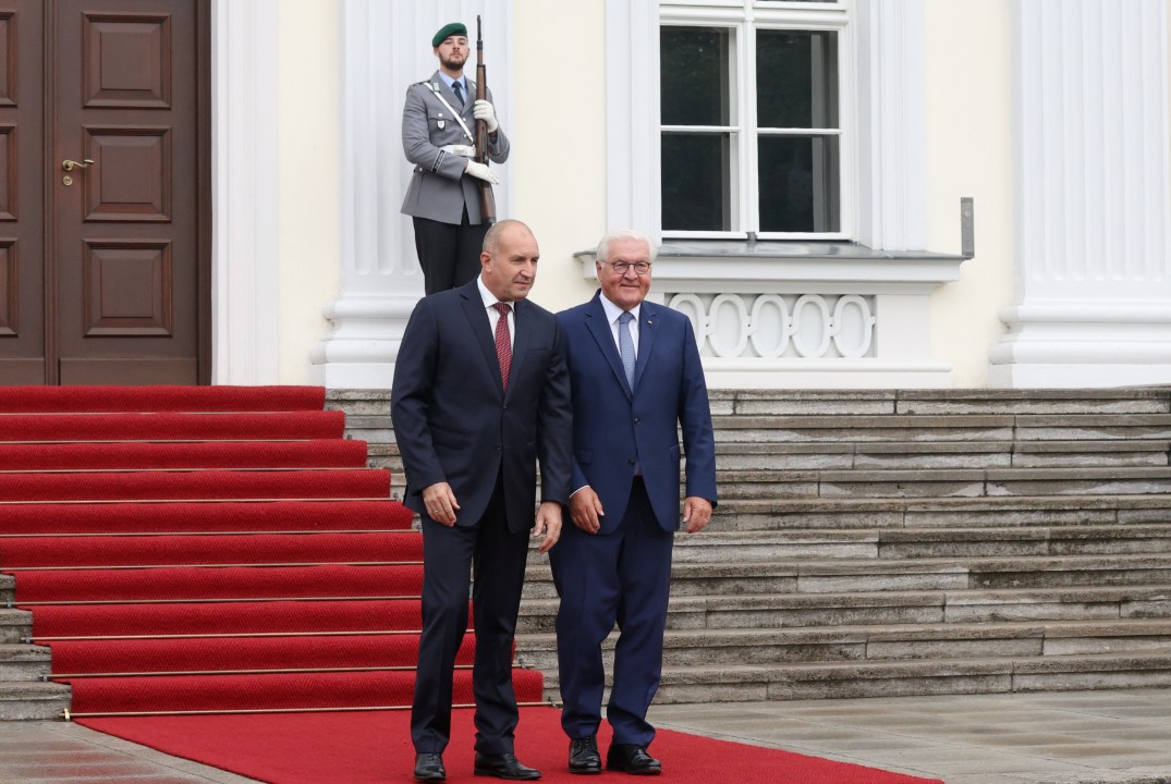 <p>Президентът на Федерална република Германия Франк-Валтер Щайнмайер посреща в двореца &bdquo;Белвю&ldquo; президента на Република България Румен Радев.</p>
