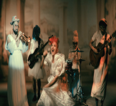 Примата на българската музика Лили Иванова случайно попаднала на снимките