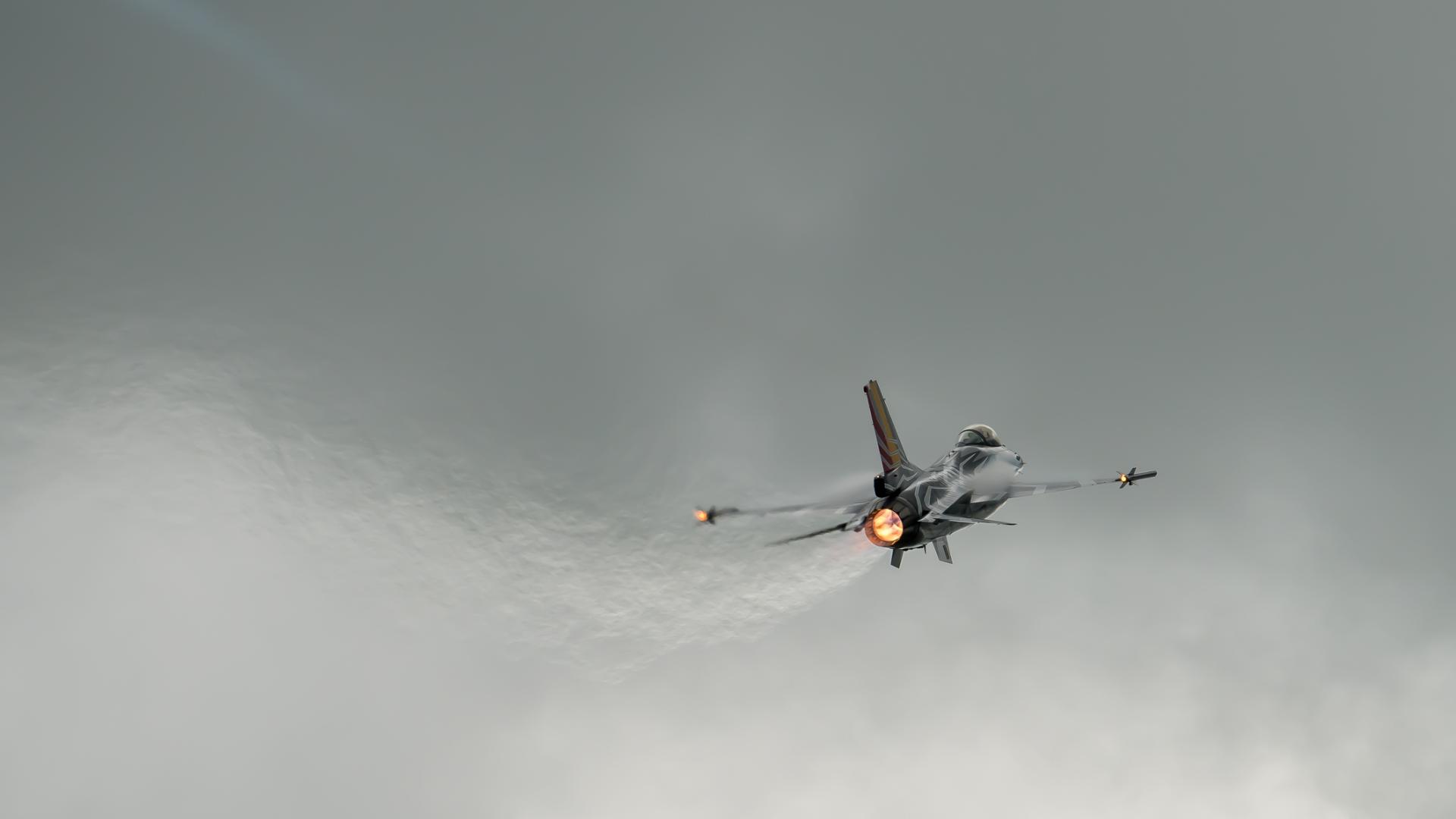 Изтребител F 16 на полските военновъздушни сили се разби по време