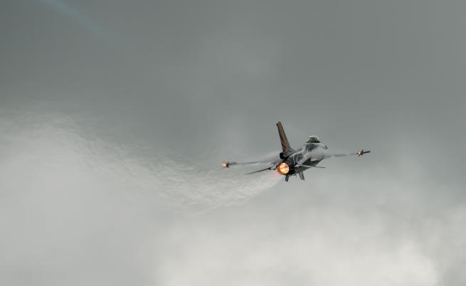 Изтребител F-16 се разби, пилотът загина в Полша