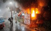<p>Смъртоносни протести тестват властта в Индонезия</p>