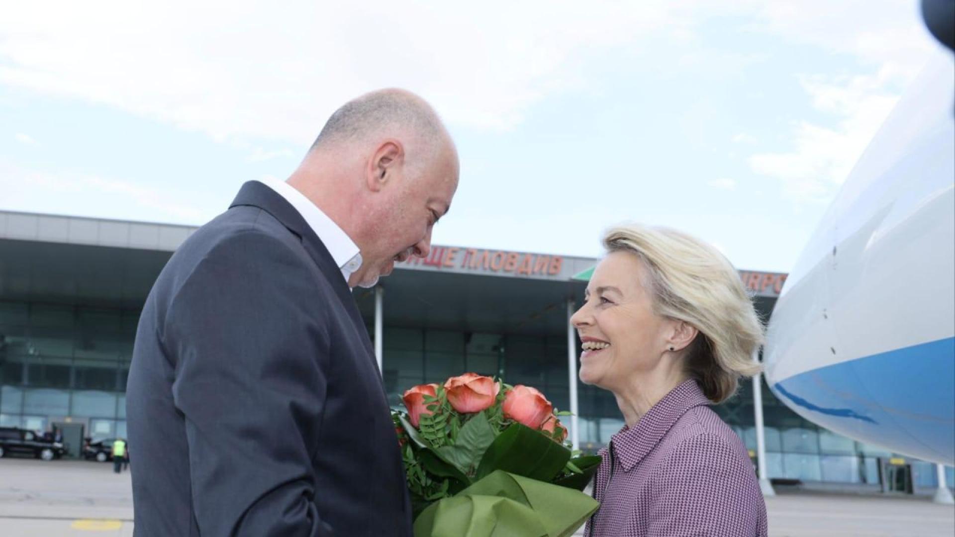 Председателят на ЕК Урсула фон дер Лайен пристигна на летището