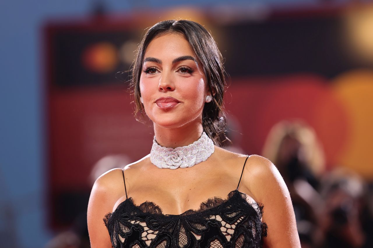 <p>Фестивалът Filming Italy Venice Award, част от 82-рото издание на Международния кинофестивал във Венеция, събра световни звезди на червения килим. На 31 август 2025 г. във Венеция блясъкът на киното, модата и изкуството се срещнаха, за да отпразнуват силата на седмото изкуство. Сред специалните гости беше и Джорджина Родригес, която привлече вниманието на публиката и фотографите със стилното си присъствие</p>