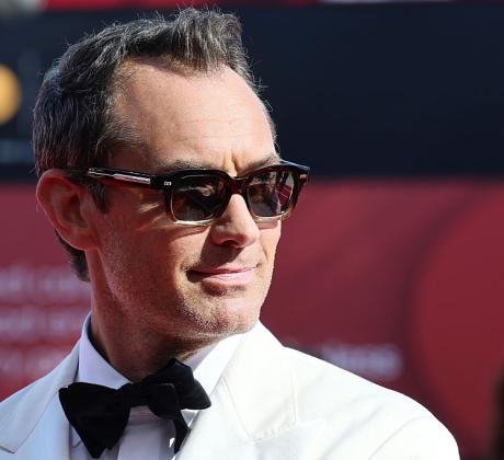 Британският актьор Джуд Лоу се появи във Венеция с една