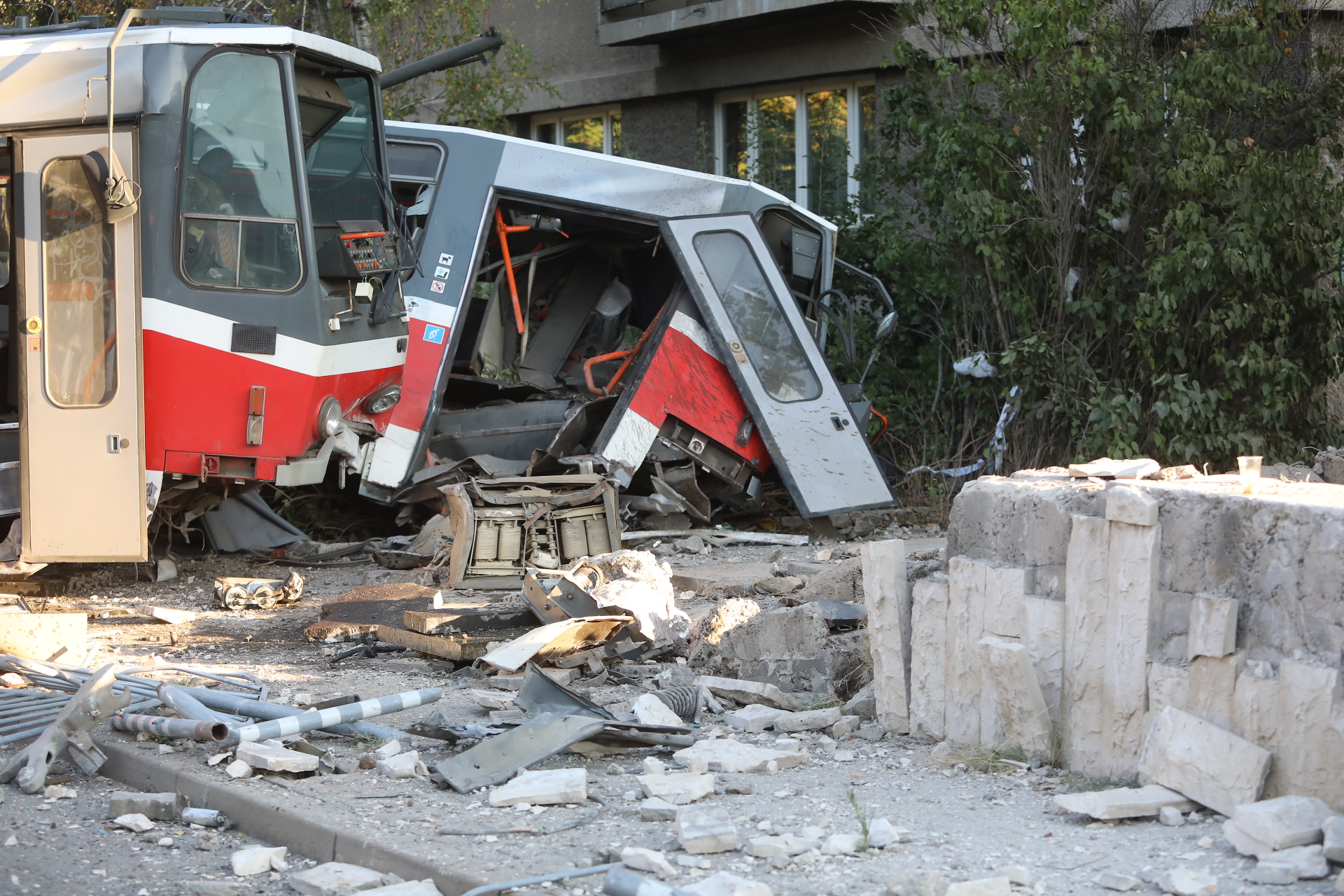 <p>Трамвай по линия 22, оставен без надзор от ватмана е излязъл от релсите, близо до румънското посолство в София. Вероятно той е бил подкаран от неизвестно лице. Няма пострадали, но дерайлиралият трамвай е помел коли и е разрушил подлез.</p>