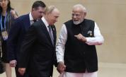Хванати за ръце Путин и Моди изпратиха послание към Вашингтон