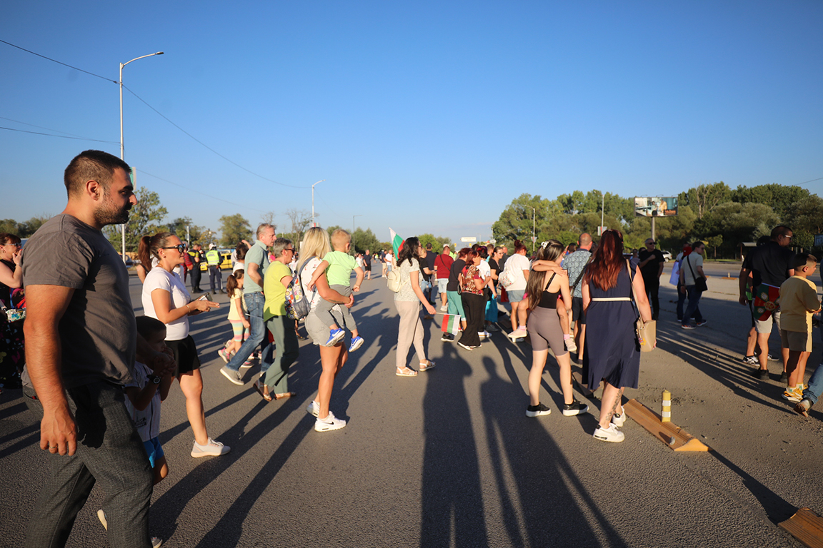 <p>Протест на жители на Локорско и &bdquo;Кремиковци&rdquo; срещу отварянето на нова кариера блокира &bdquo;Ботевградско шосе&rdquo;</p>