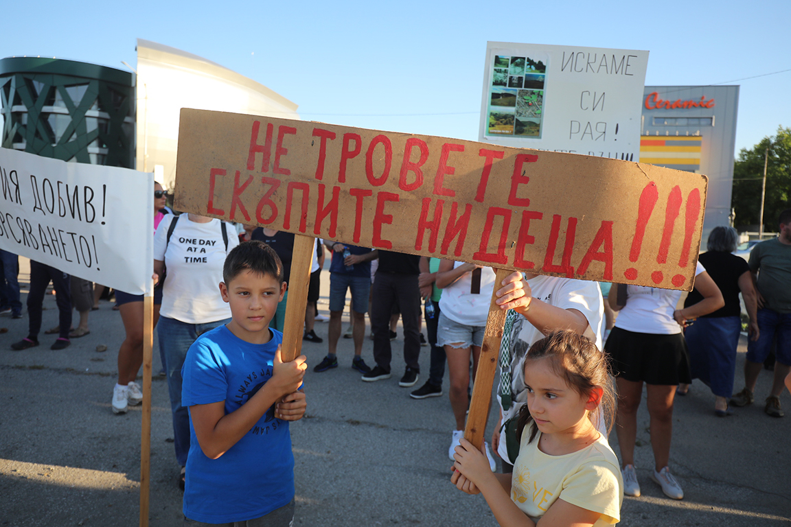 <p>Протест на жители на Локорско и &bdquo;Кремиковци&rdquo; срещу отварянето на нова кариера блокира &bdquo;Ботевградско шосе&rdquo;</p>