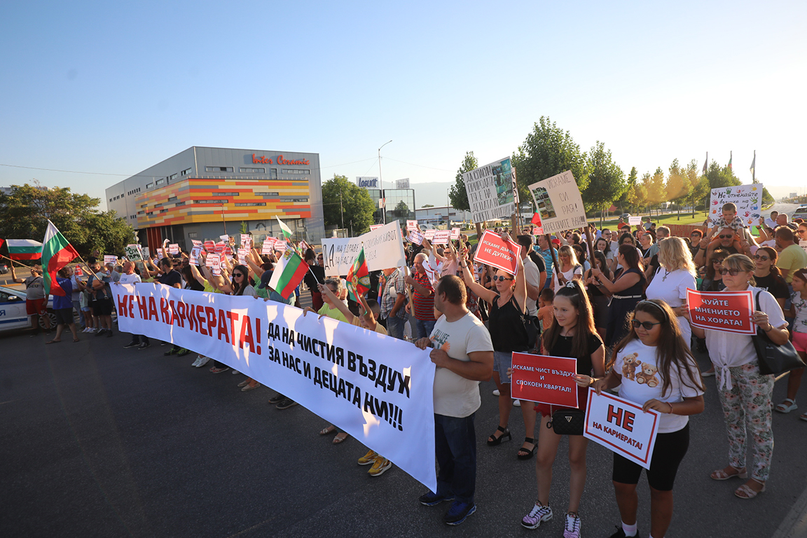 <p>Протест на жители на Локорско и &bdquo;Кремиковци&rdquo; срещу отварянето на нова кариера блокира &bdquo;Ботевградско шосе&rdquo;</p>