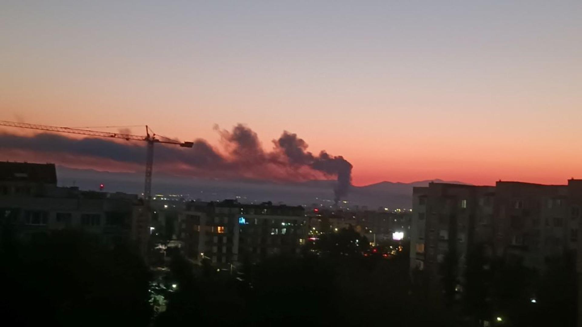 Пожар гори в столичния квартал Илиянци Димът се вижда и