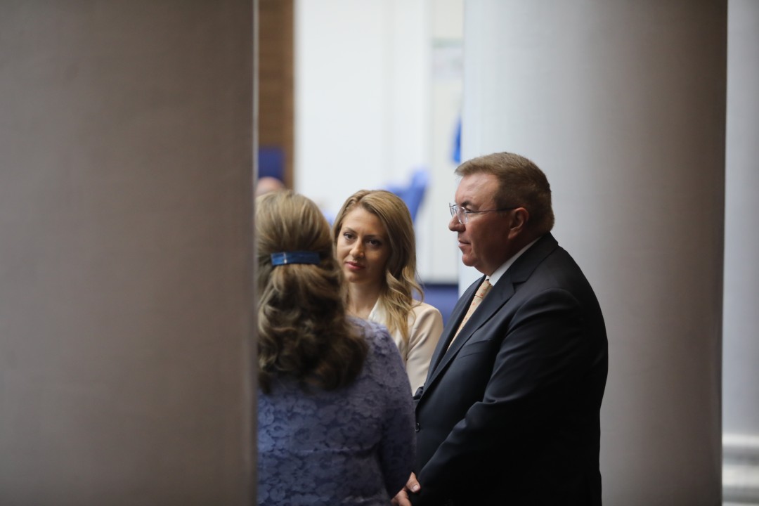 <p>Днес започва новият политически сезон, като депутатите се завърнаха в пленарната зала след 33-дневна ваканция. При влизането си в Народното събрание, представители на парламентарните групи изразиха очакванията си за предстоящата есенна сесия на законодателния орган.</p>