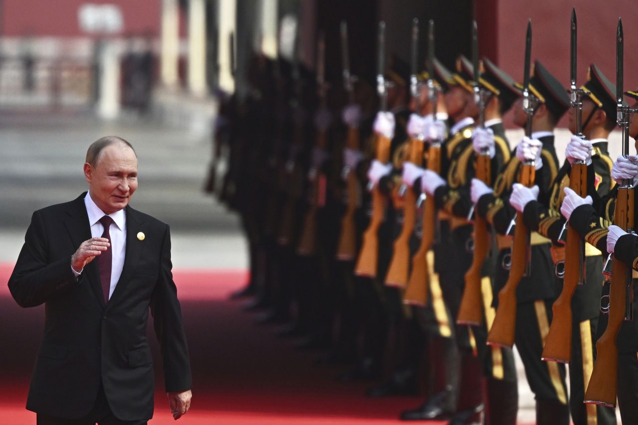 <p>Пекин отбеляза 80 години от победата над Япония с грандиозен парад, на който бяха показани хиперзвукови ракети, подводни дронове и &bdquo;роботизирани вълци&ldquo;. Си Дзинпин дефилира редом с Владимир Путин и Ким Чен-ун, превръщайки събитието в демонстрация не само на военна мощ, но и на политическо послание. В тази галерия ще видите най-знаковите кадри от историческия спектакъл.</p>