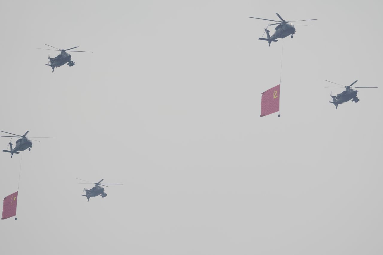 <p>Пекин отбеляза 80 години от победата над Япония с грандиозен парад, на който бяха показани хиперзвукови ракети, подводни дронове и &bdquo;роботизирани вълци&ldquo;. Си Дзинпин дефилира редом с Владимир Путин и Ким Чен-ун, превръщайки събитието в демонстрация не само на военна мощ, но и на политическо послание. В тази галерия ще видите най-знаковите кадри от историческия спектакъл.</p>