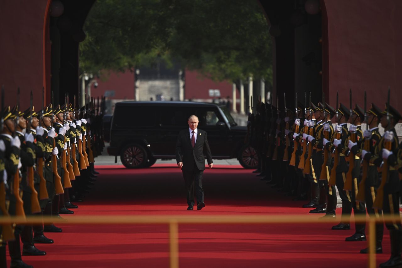 <p>Пекин отбеляза 80 години от победата над Япония с грандиозен парад, на който бяха показани хиперзвукови ракети, подводни дронове и &bdquo;роботизирани вълци&ldquo;. Си Дзинпин дефилира редом с Владимир Путин и Ким Чен-ун, превръщайки събитието в демонстрация не само на военна мощ, но и на политическо послание. В тази галерия ще видите най-знаковите кадри от историческия спектакъл.</p>