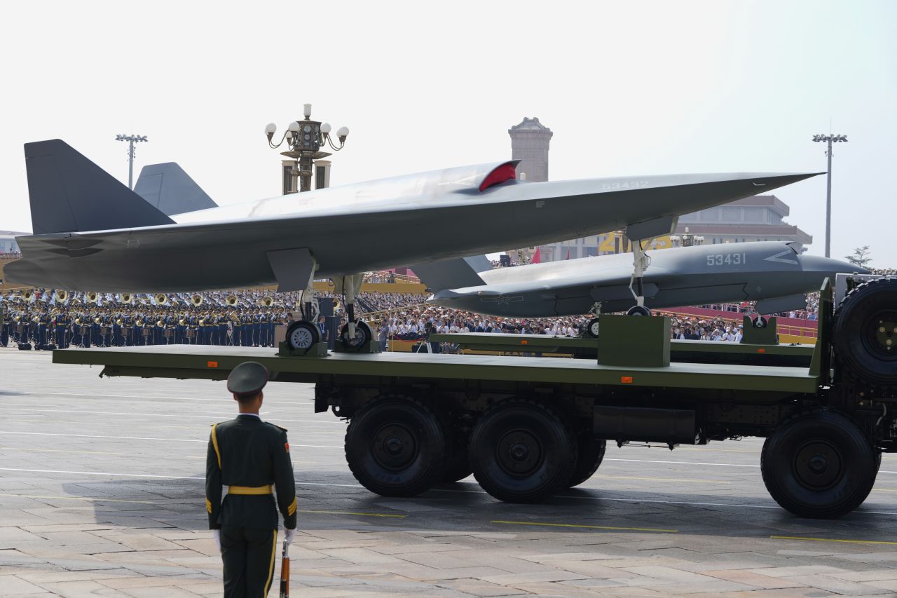 <p>Пекин отбеляза 80 години от победата над Япония с грандиозен парад, на който бяха показани хиперзвукови ракети, подводни дронове и &bdquo;роботизирани вълци&ldquo;. Си Дзинпин дефилира редом с Владимир Путин и Ким Чен-ун, превръщайки събитието в демонстрация не само на военна мощ, но и на политическо послание. В тази галерия ще видите най-знаковите кадри от историческия спектакъл.</p>