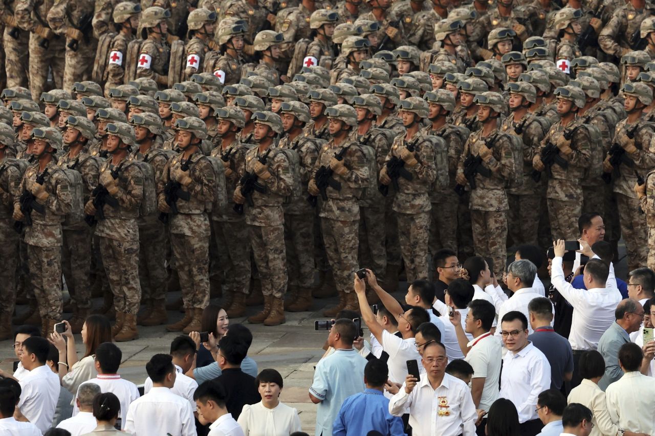 <p>Пекин отбеляза 80 години от победата над Япония с грандиозен парад, на който бяха показани хиперзвукови ракети, подводни дронове и &bdquo;роботизирани вълци&ldquo;. Си Дзинпин дефилира редом с Владимир Путин и Ким Чен-ун, превръщайки събитието в демонстрация не само на военна мощ, но и на политическо послание. В тази галерия ще видите най-знаковите кадри от историческия спектакъл.</p>