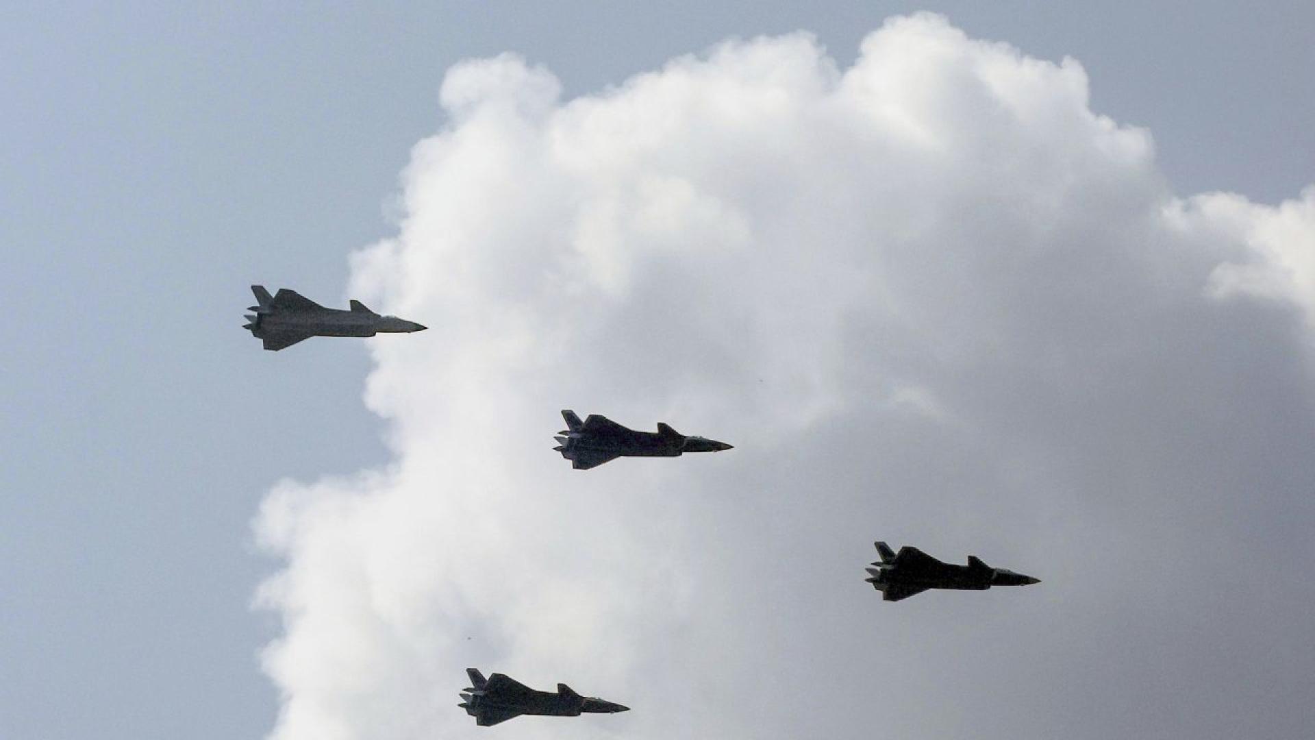 Двама души бяха убити и 12 бяха ранени при украинска