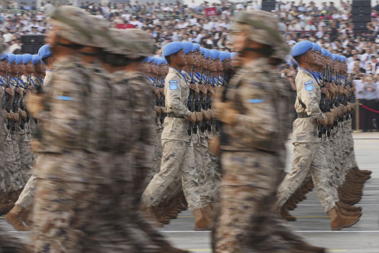 <p>Пекин отбеляза 80 години от победата над Япония с грандиозен парад, на който бяха показани хиперзвукови ракети, подводни дронове и &bdquo;роботизирани вълци&ldquo;. Си Дзинпин дефилира редом с Владимир Путин и Ким Чен-ун, превръщайки събитието в демонстрация не само на военна мощ, но и на политическо послание. В тази галерия ще видите най-знаковите кадри от историческия спектакъл.</p>