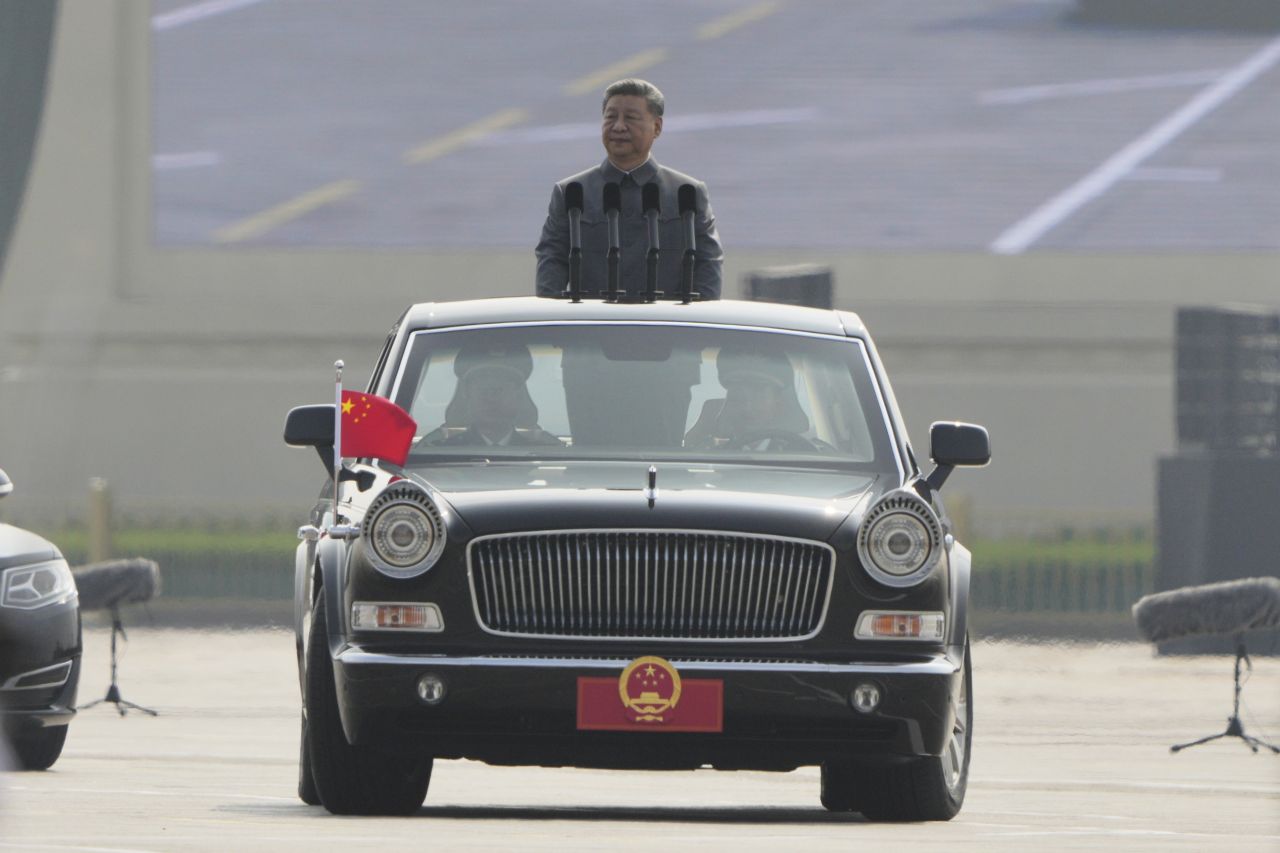 <p>Пекин отбеляза 80 години от победата над Япония с грандиозен парад, на който бяха показани хиперзвукови ракети, подводни дронове и &bdquo;роботизирани вълци&ldquo;. Си Дзинпин дефилира редом с Владимир Путин и Ким Чен-ун, превръщайки събитието в демонстрация не само на военна мощ, но и на политическо послание. В тази галерия ще видите най-знаковите кадри от историческия спектакъл.</p>