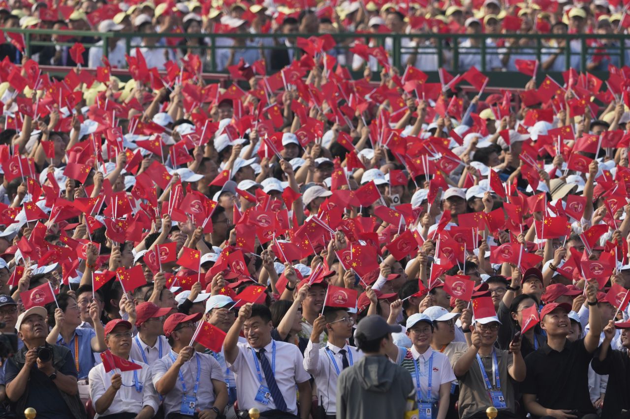 <p>Пекин отбеляза 80 години от победата над Япония с грандиозен парад, на който бяха показани хиперзвукови ракети, подводни дронове и &bdquo;роботизирани вълци&ldquo;. Си Дзинпин дефилира редом с Владимир Путин и Ким Чен-ун, превръщайки събитието в демонстрация не само на военна мощ, но и на политическо послание. В тази галерия ще видите най-знаковите кадри от историческия спектакъл.</p>