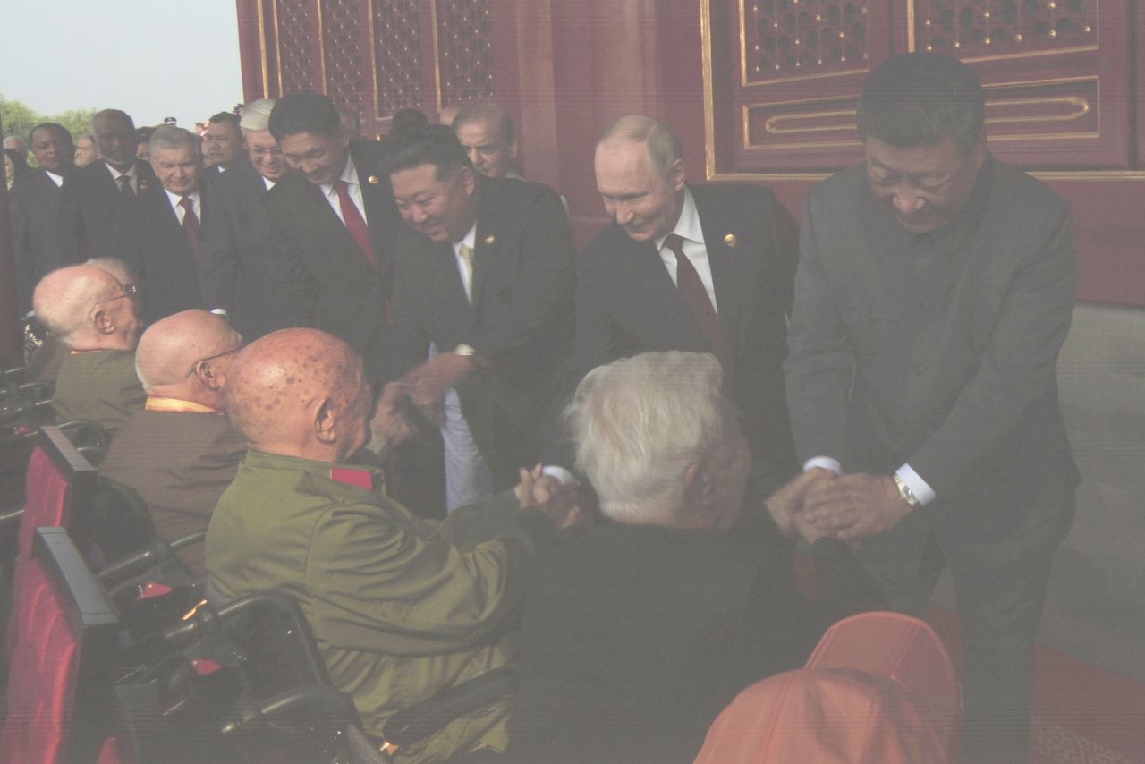 <p>Пекин отбеляза 80 години от победата над Япония с грандиозен парад, на който бяха показани хиперзвукови ракети, подводни дронове и &bdquo;роботизирани вълци&ldquo;. Си Дзинпин дефилира редом с Владимир Путин и Ким Чен-ун, превръщайки събитието в демонстрация не само на военна мощ, но и на политическо послание. В тази галерия ще видите най-знаковите кадри от историческия спектакъл.</p>