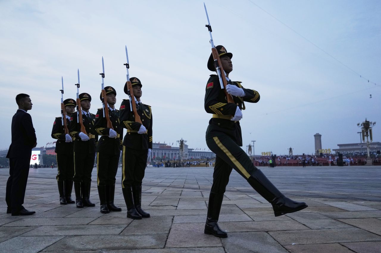 <p>Пекин отбеляза 80 години от победата над Япония с грандиозен парад, на който бяха показани хиперзвукови ракети, подводни дронове и &bdquo;роботизирани вълци&ldquo;. Си Дзинпин дефилира редом с Владимир Путин и Ким Чен-ун, превръщайки събитието в демонстрация не само на военна мощ, но и на политическо послание. В тази галерия ще видите най-знаковите кадри от историческия спектакъл.</p>