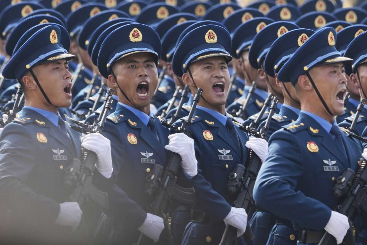 <p>Пекин отбеляза 80 години от победата над Япония с грандиозен парад, на който бяха показани хиперзвукови ракети, подводни дронове и &bdquo;роботизирани вълци&ldquo;. Си Дзинпин дефилира редом с Владимир Путин и Ким Чен-ун, превръщайки събитието в демонстрация не само на военна мощ, но и на политическо послание. В тази галерия ще видите най-знаковите кадри от историческия спектакъл.</p>