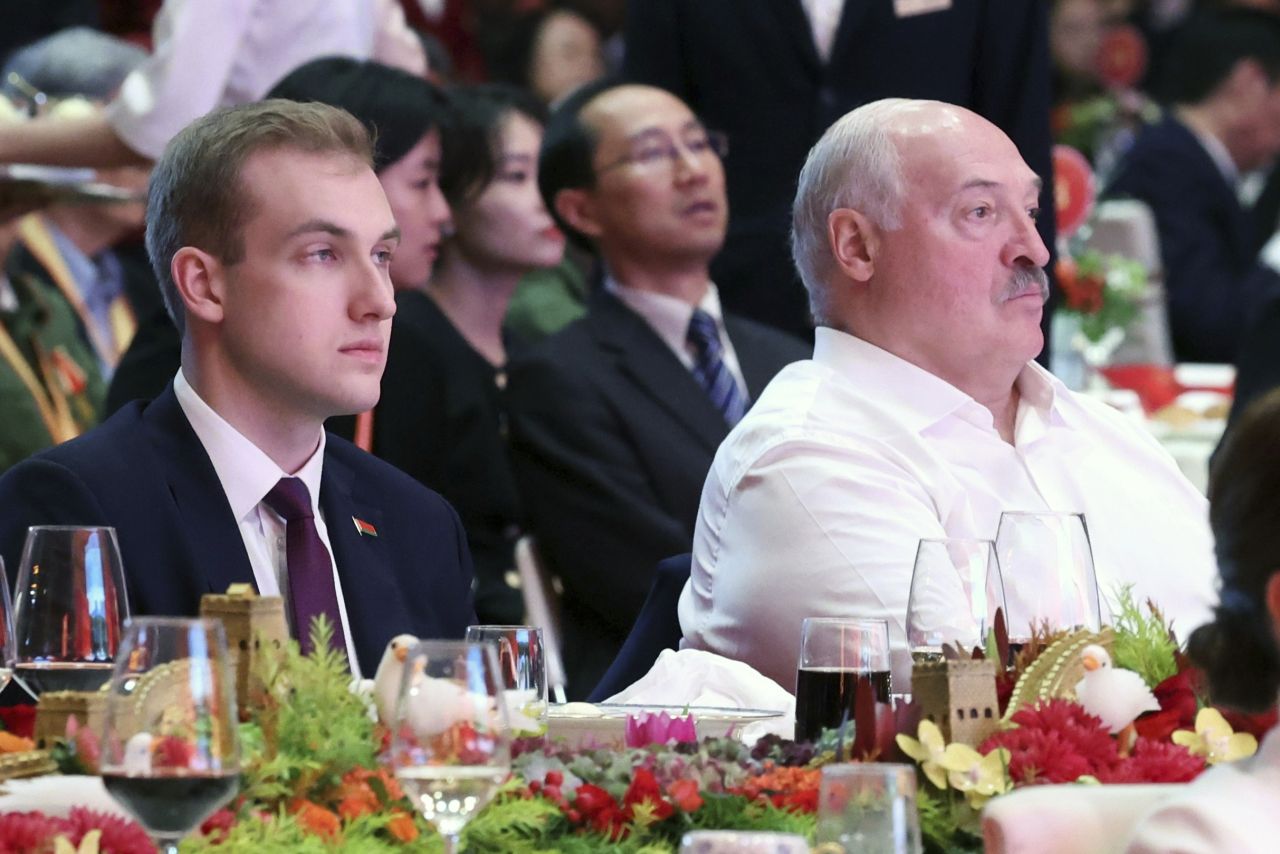 <p>Пекин отбеляза 80 години от победата над Япония с грандиозен парад, на който бяха показани хиперзвукови ракети, подводни дронове и &bdquo;роботизирани вълци&ldquo;. Си Дзинпин дефилира редом с Владимир Путин и Ким Чен-ун, превръщайки събитието в демонстрация не само на военна мощ, но и на политическо послание. В тази галерия ще видите най-знаковите кадри от историческия спектакъл.</p>