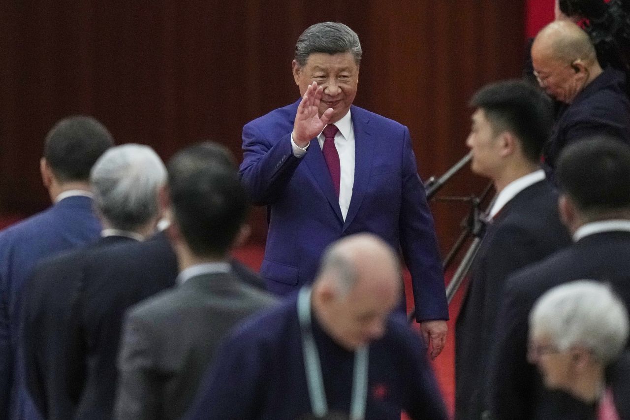 <p>Пекин отбеляза 80 години от победата над Япония с грандиозен парад, на който бяха показани хиперзвукови ракети, подводни дронове и &bdquo;роботизирани вълци&ldquo;. Си Дзинпин дефилира редом с Владимир Путин и Ким Чен-ун, превръщайки събитието в демонстрация не само на военна мощ, но и на политическо послание. В тази галерия ще видите най-знаковите кадри от историческия спектакъл.</p>