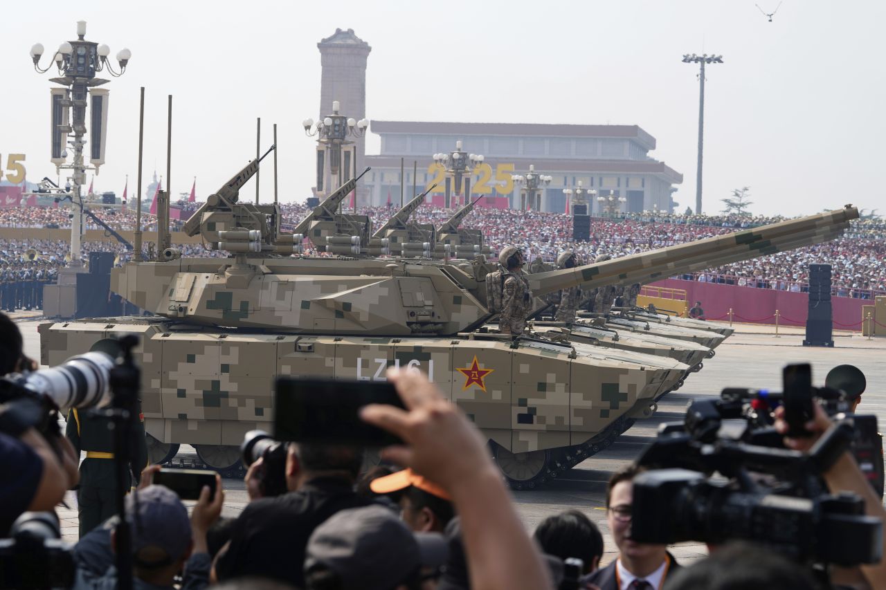 <p>Пекин отбеляза 80 години от победата над Япония с грандиозен парад, на който бяха показани хиперзвукови ракети, подводни дронове и &bdquo;роботизирани вълци&ldquo;. Си Дзинпин дефилира редом с Владимир Путин и Ким Чен-ун, превръщайки събитието в демонстрация не само на военна мощ, но и на политическо послание. В тази галерия ще видите най-знаковите кадри от историческия спектакъл.</p>