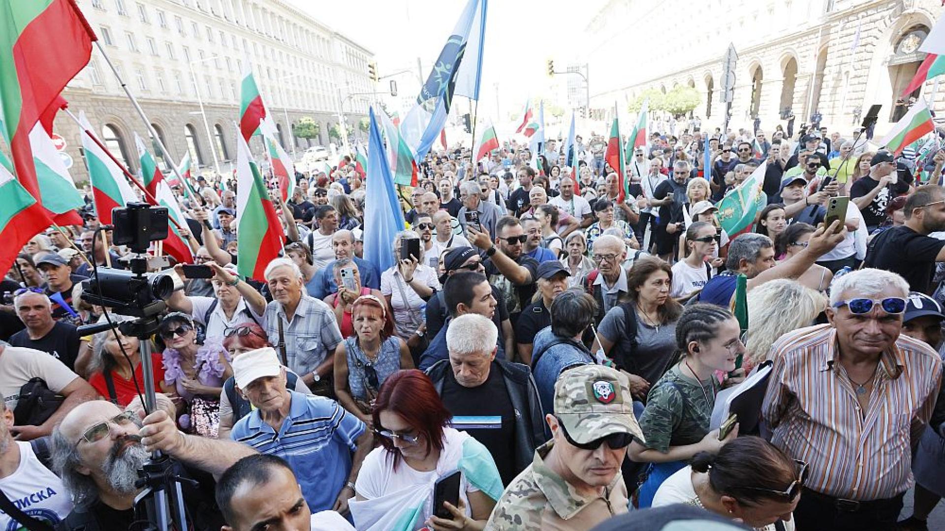 Граждани протестират пред сградата на Народното събрние НС в София