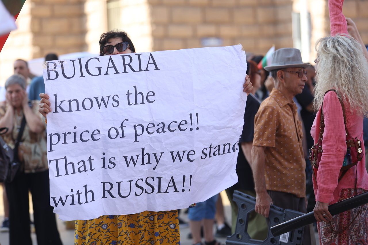 <p>Граждани протестират пред сградата на Народното събрние (НС) в София. Протестът е под надслов &bdquo;Легитимното Народно събрание на българския народ против нелигитимно избран парламент&quot;.</p>