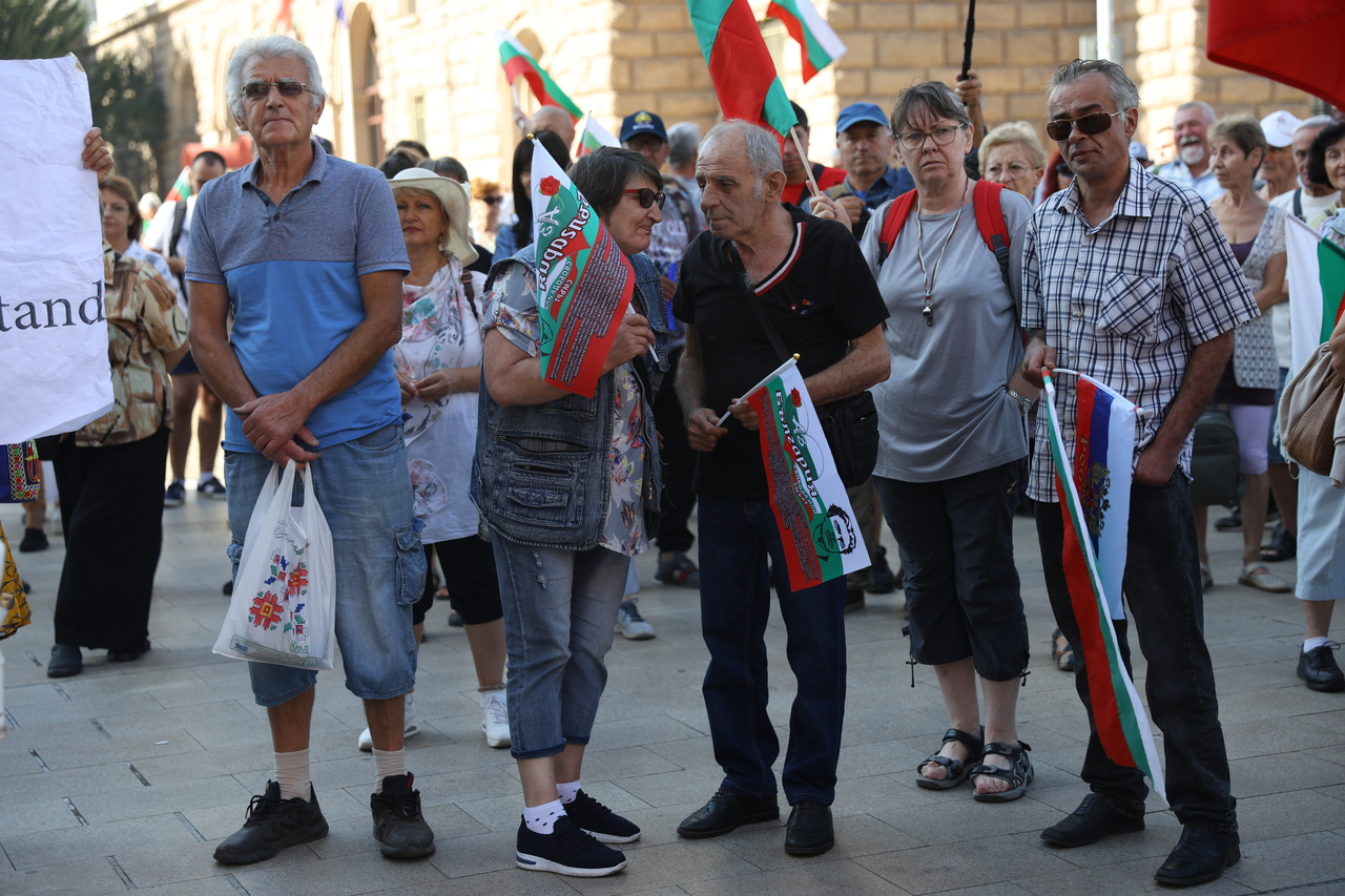 <p>Граждани протестират пред сградата на Народното събрние (НС) в София. Протестът е под надслов &bdquo;Легитимното Народно събрание на българския народ против нелигитимно избран парламент&quot;.</p>