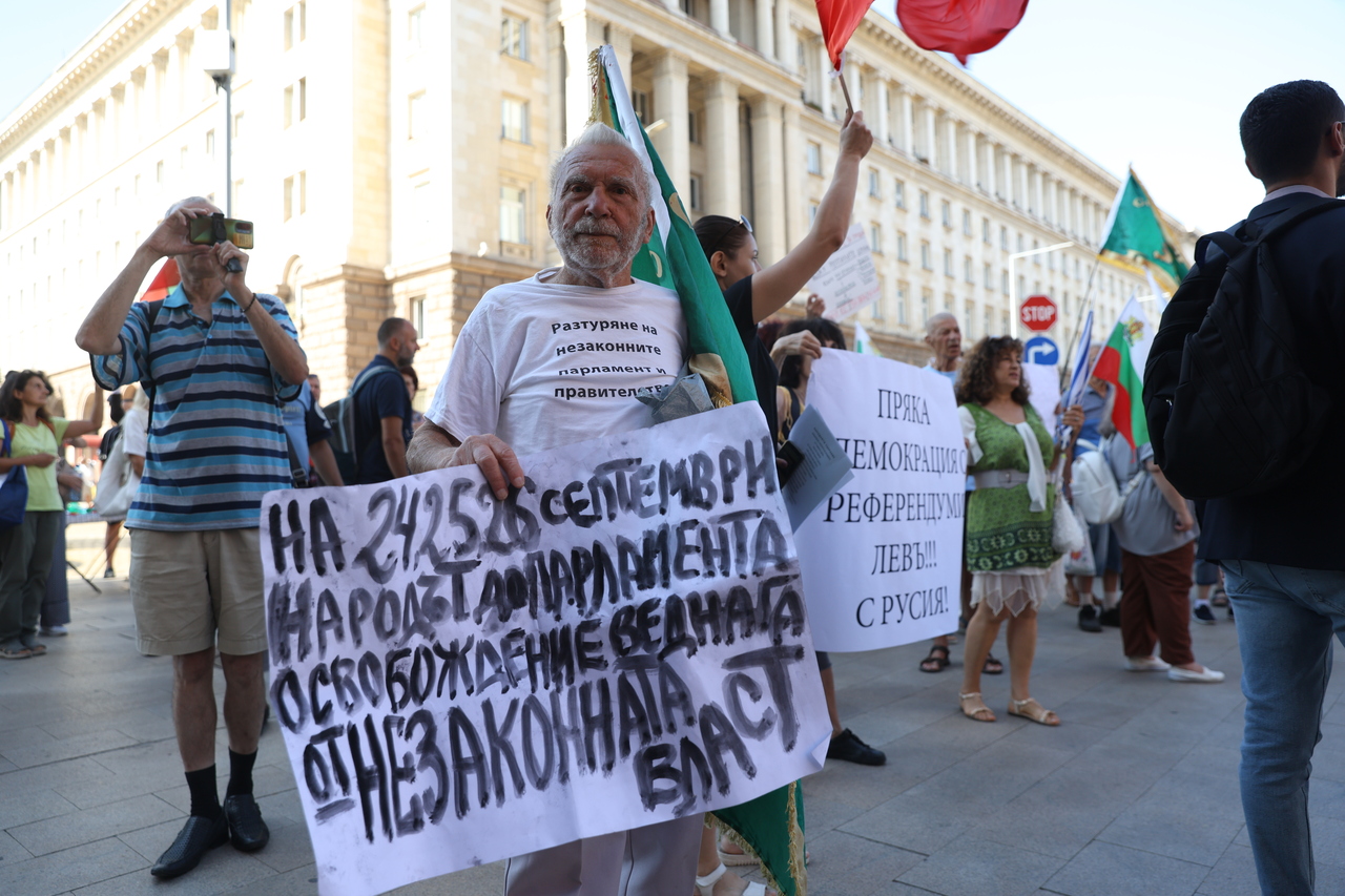<p>Граждани протестират пред сградата на Народното събрние (НС) в София. Протестът е под надслов &bdquo;Легитимното Народно събрание на българския народ против нелигитимно избран парламент&quot;.</p>