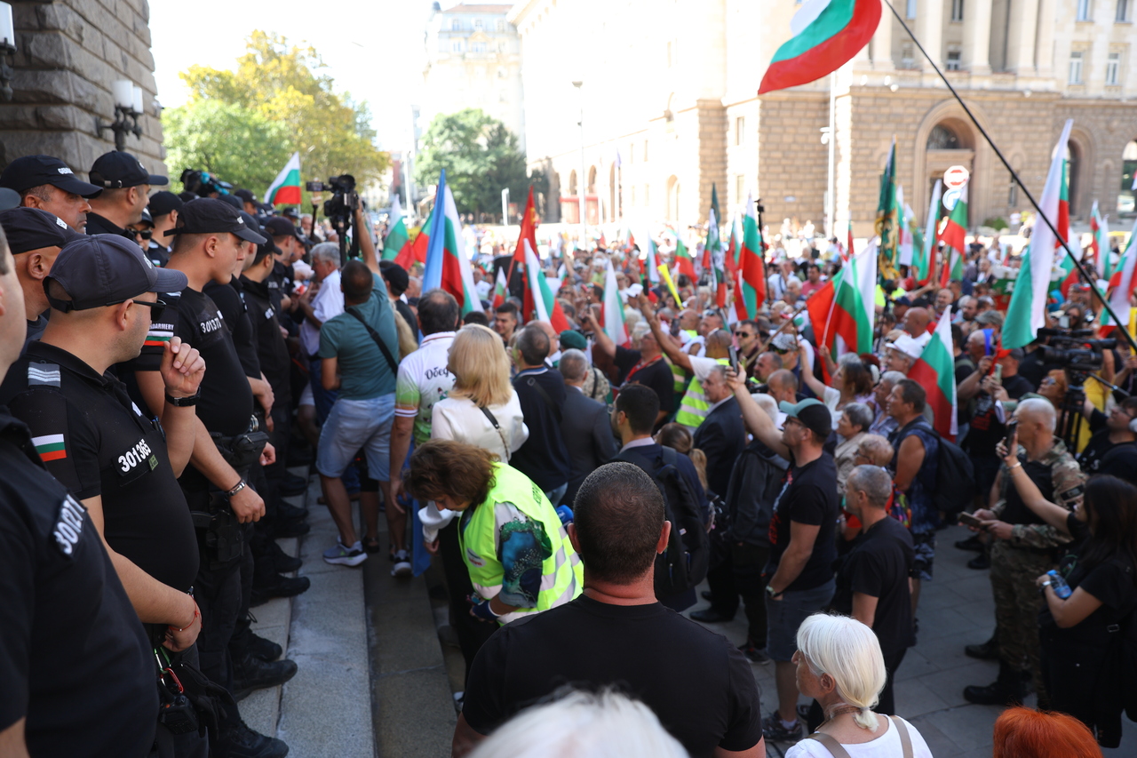 <p>Граждани протестират пред сградата на Народното събрние (НС) в София. Протестът е под надслов &bdquo;Легитимното Народно събрание на българския народ против нелигитимно избран парламент&quot;.</p>