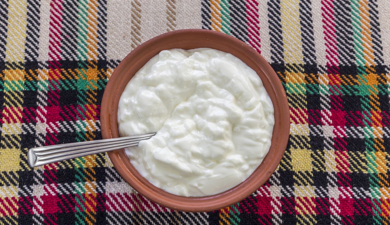 <p>Използвайте неподсладени алтернативи (обикновено кисело мляко) и го подсладете по естествен начин с богати на антиоксиданти и витамин С горски плодове и мед.</p>